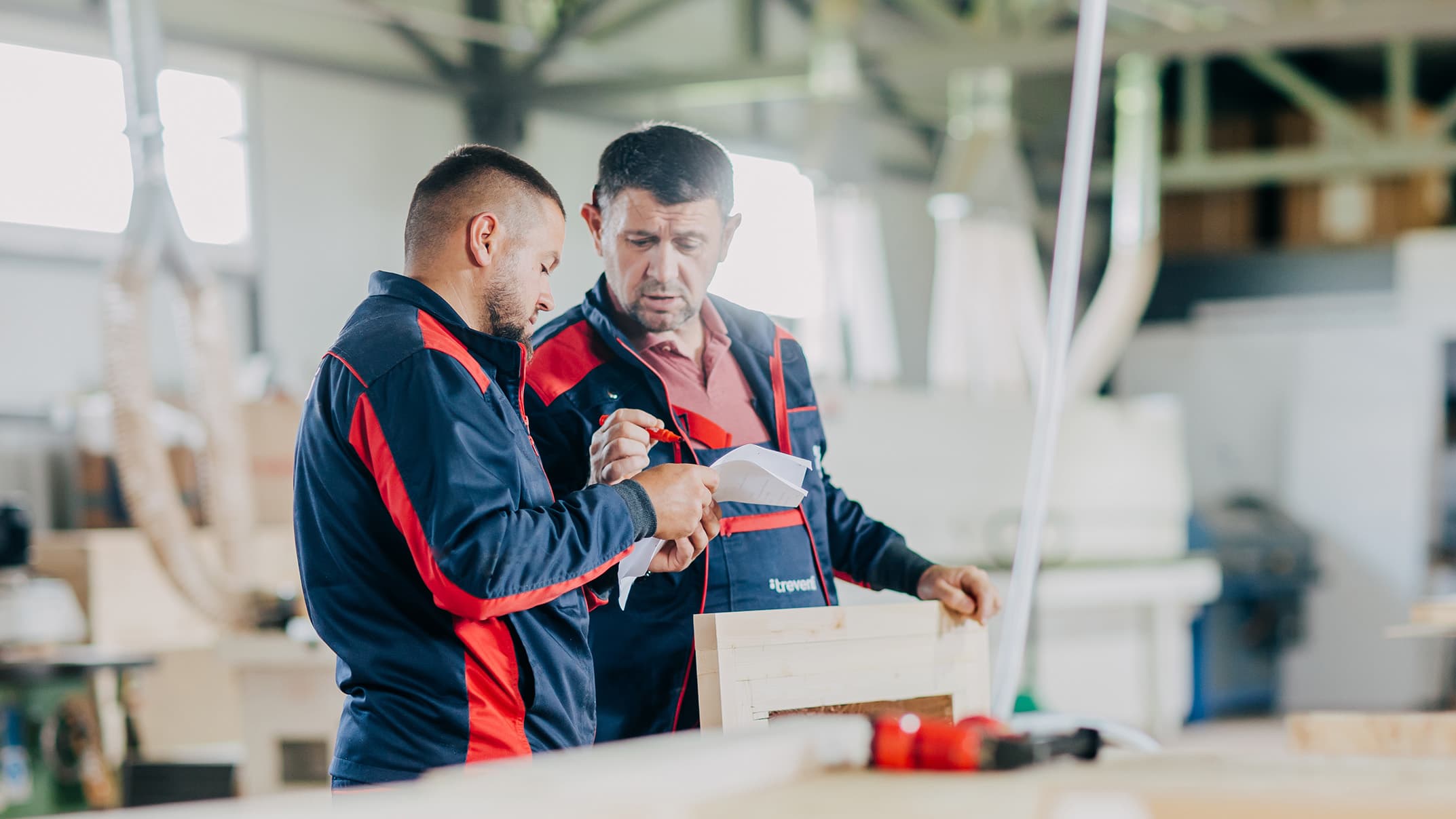 Treventi Manufaktur — Handwerker bei der Qualitätskontrolle in Kosovo